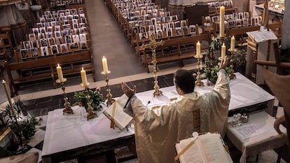 Sacerdote durante una misa