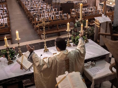 Sacerdote durante una misa