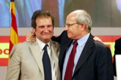 El expresident de la Generalitat, José Montilla, junto al alcalde Jordi Hereu, tras su rueda de prensa, la noche del 22M.