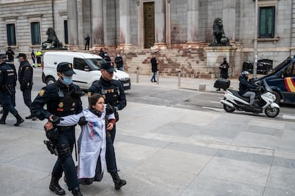 La policía detiene a una activista de Rebelión Científica que había protestado en el Congreso, en 2022. 