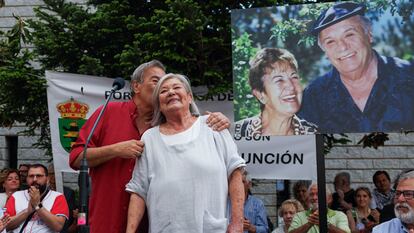 Teresa Rabal y Benito Rabal durante la concentración a favor de la plaza Francisco Rabal y el Centro Cultural Asunción Balaguer el sábado 11 de mayo en la localidad madrileña de Alpedrete.