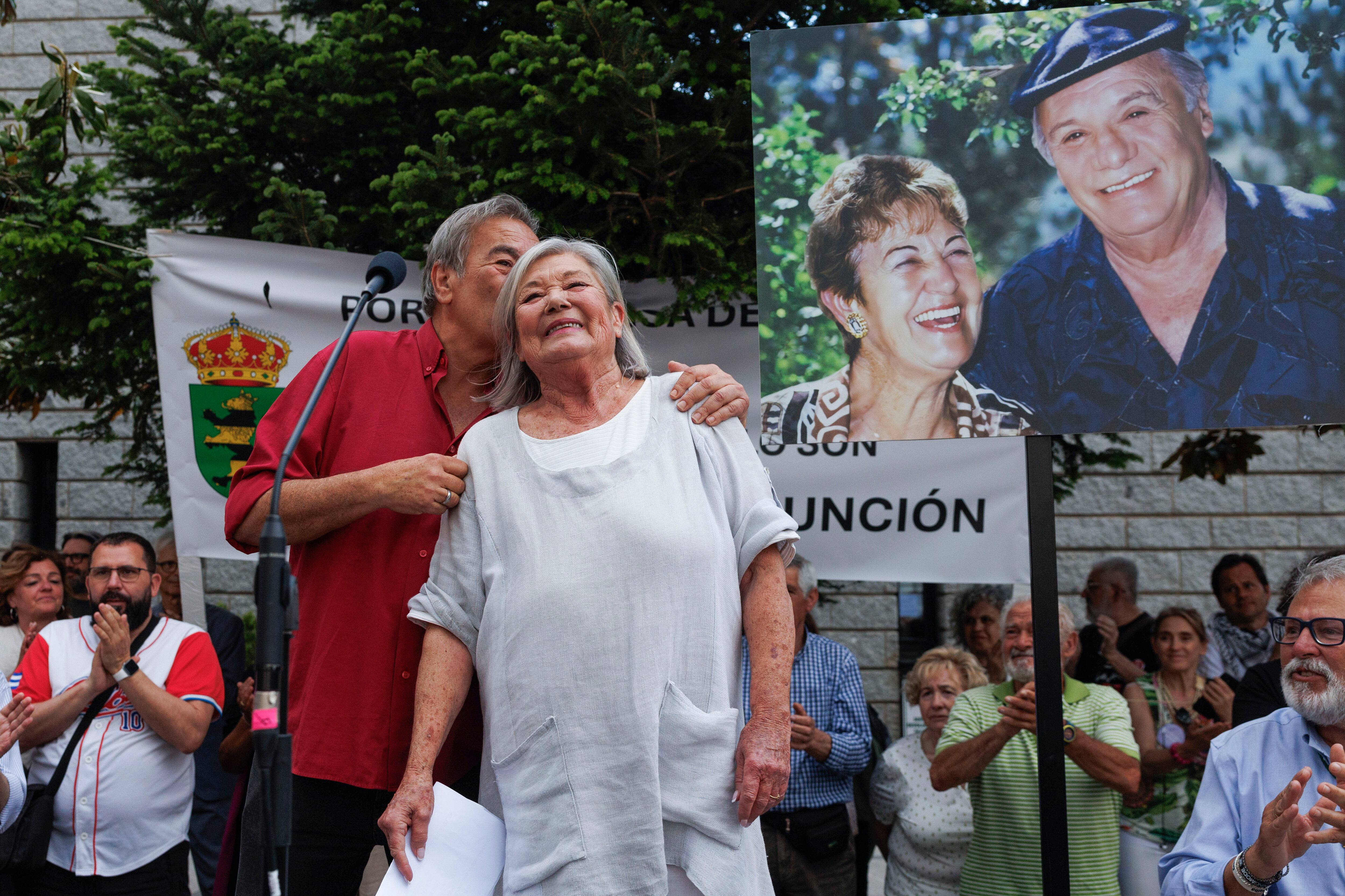 Teresa Rabal y Benito Rabal durante la concentración a favor de la plaza Francisco Rabal y el Centro Cultural Asunción Balaguer, celebrada el sábado 11 de mayo en Alpedrete (Madrid).