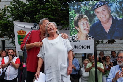 Teresa Rabal y Benito Rabal durante la concentración a favor de la plaza Francisco Rabal y el Centro Cultural Asunción Balaguer el sábado 11 de mayo en la localidad madrileña de Alpedrete.