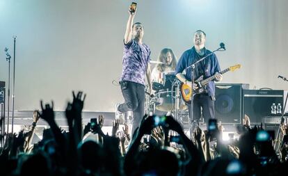 Dan Smith, Chris Wood y Will Farquarson, durante el concierto de Bastille el miércoles en Barcelona.