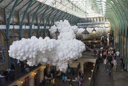 Los globos flotan bajo la bóveda metálica del edificio formando una nube de 54 metros de largo y 12 metros de ancho cuyos latidos luminosos simbolizan la energía del céntrico barrio londinense de Covent Garden.