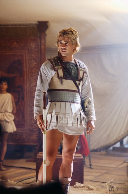 COLIN FARRELL EN 'ALEXANDER' - Alexander el Aburrido, Alexander el Inarticulado, Alexander el Dbil". Con esos titulares alternativos fue recibida la adaptacin de la vida de Alejandro Magno dirigida por Oliver Stone, a pesar de que 'a priori' era una de las grandes propuestas de la temporada gracias a un 'casting' deslumbrante con Angelina Jolie, Anthony Hopkins y Colin Farrell, el 'enfant terrible' irlands, tan clebre por sus desmanes como por su talento. El entusiasmo empez a desinflarse cuando se vio el pelo oxigenado de Farrell, aquellas mechas californianas hicieron arrugar la nariz a muchos y la crtica no tard en dejar claro que sus reparos estaban bien encaminados. Farrell, un actor notable en la mayora de las ocasiones, est fatalmente equivocado. Su Alexander es un llorn petulante, y es difcil imaginar a alguien, y mucho menos a ejrcitos y naciones, inclinndose ante su voluntad, se pudo leer en una crtica. El histrinico llorn Colin Farrell se parece ms a una ama de casa desesperada que a un soldado remat 'The Washington Post'. Colin Farrell, que confiesa que esperaba que la pelcula fuese una clara aspirante al Oscar, recibi una cura de humildad. Soy un actor de mierda y me han descubierto", se dijo a s mismo segn una entrevista que concedi a?os despus. De estar pensando en qu traje se pondra para acudir a la gala de los Oscar pas a escaparse de la ciudad tras el estreno para desconectar". Tena tan slo 23 a?os.