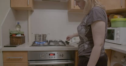 Una mujer letona cocina con gas en su casa a las afueras de Riga.