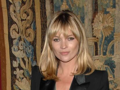 Lo ha vuelto a lograr. Kate Moss ha sido elegida "la mujer mejor vestida" por la revista <i>Glamour</i>, después de perder el puesto el año pasado ante Kylie Minogue (que este año quedó en decimonoveno lugar). A la modelo la siguen en la lista, muy de cerca, las actrices Sienna Miller y Scarlett Johansson.