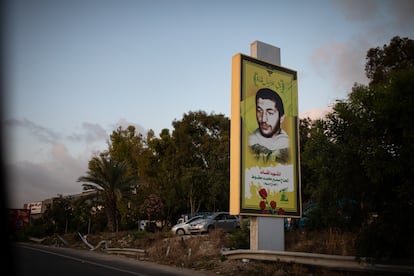 Un cartel en una carretera en el sur de Líbano recuerda a un combatiente de Hezbolá muerto.