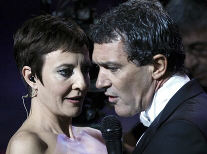 La presentadora Eva Hache y el actor Antonio Banderas, durante la primera actuación de la Gala de los Goya.