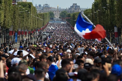 Aficionados en la plaza de la Concordia de París esperan la llegada de los jugadores. 