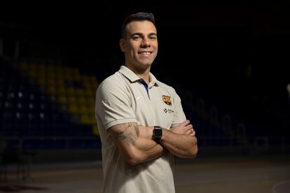 Sergio Lozano, jugador de fútbol sala en el FC Barcelona, posando en el Palau Blaugrana. 