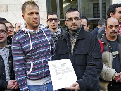 Vicente Gasó y Julián Oviedo, trabajador y director del centro ocupacional respectivamente, muestran el documento firmado por la Consejería