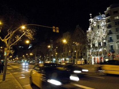 El paseo de Gr&agrave;cia de Barcelona de noche. 
