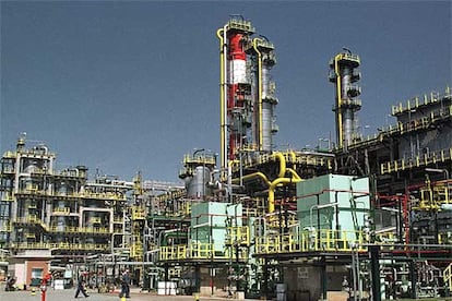 Instalaciones de la refinería de Repsol YPF en Tarragona.