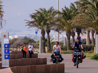 Ciclistas y peatones en el paseo marítimo de la playa de El Toyo en Retamar, Almería.