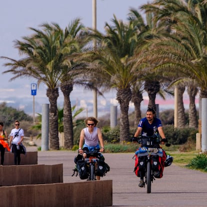Ciclistas y peatones en el paseo marítimo de la playa de El Toyo en Retamar, Almería.