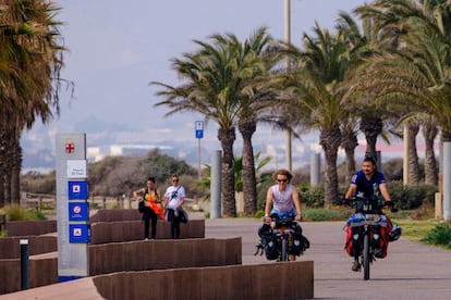 Ciclistas y peatones en el paseo marítimo de la playa de El Toyo en Retamar, Almería.