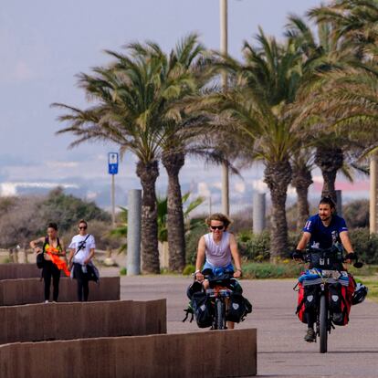 Ciclistas y peatones en el paseo marítimo de la playa de El Toyo en Retamar, Almería.