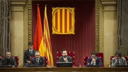 Roger Torrent preside el pleno del Parlament de Cataluña el pasado 28 de marzo.