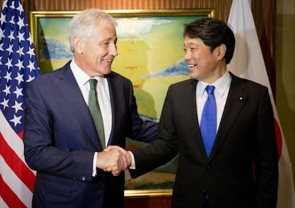 Chuck Hagel con el ministro japon&eacute;s de defensa, este s&aacute;bado