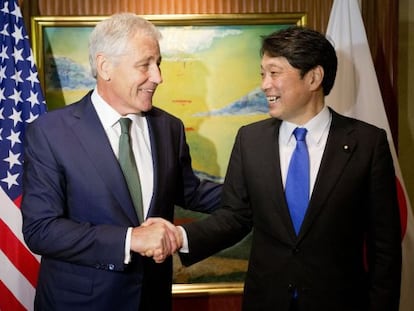 Chuck Hagel com o ministro japonês de defesa, neste sábado.