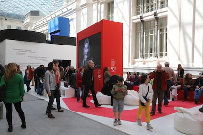 Visitantes en la Exposicion 40 aniversario de El País en el Palacio Municipal de Cibeles.