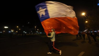 Los chilenos celebran la victoria de su equipo ante Ecuador.