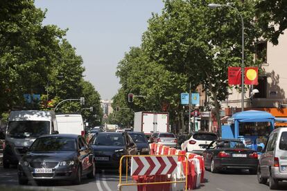 Gran afluencia de tráfico en la calle de Alcalá a la altura de la parada de metro de Quintana, este sábado.