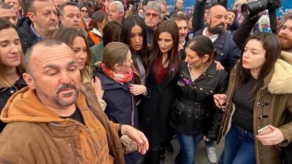 Begoña Villacís saliendo de la manifestación del 8M mientras es increpada