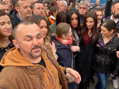 Begoña Villacís sale de la manifestación del 8-M en Madrid mientras los dirigentes de Ciudadanos son increpados por otros manifestantes.