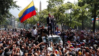 Guaidó y López, en Caracas, acompañados de una multitud. 