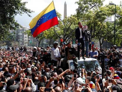 Guaidó y López, en Caracas, acompañados de una multitud. 
