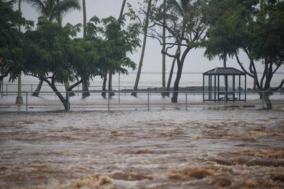 Vista de las inundaciones provocadas por las lluvias del huracán Lane en Hilo, Hawái, Estados Unidos, este viernes. 
