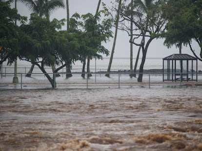 Vista de las inundaciones provocadas por las lluvias del huracán Lane en Hilo, Hawái, Estados Unidos, este viernes. 