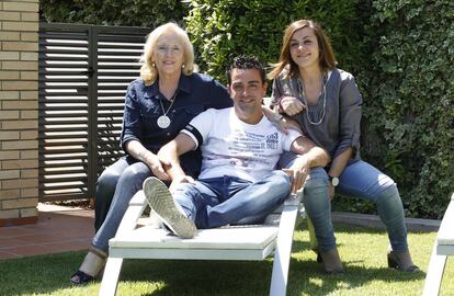 Xavi, con su madre y su hermana.