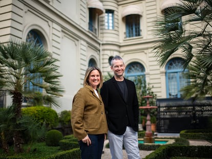 María José Rodríguez, responsable de contenido original de Prime Video España y Portugal, y James Farrell, vicepresidente de contenidos originales locales de Prime Video, en un hotel de Madrid a finales de febrero.