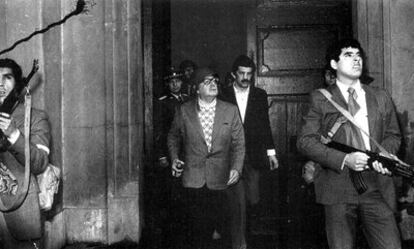 El presidente Salvador Allende (en el centro), flanqueado por guardaespaldas, en el Palacio de la Moneda el día del golpe.