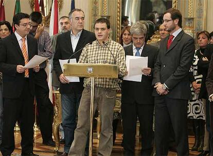 Antxon Belakortu (EA), con los demás representantes municipales, lee el comunicado contra Piterman.