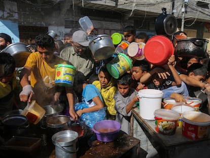 Palestinos en una distribución de comida en Rafah, en el sur de la Franja de Gaza el 8 de noviembre de 2023.
