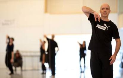 El coreógrafo Russell Maliphant en un ensayo con su compañía en los Teatros del Canal.