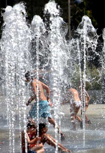 Los termómetros de Bilbao han llegado a registrar los 44 grados, lo que ha obligado a muchos a buscar formas de paliar unas temperaturas que no son frecuentes en el País Vasco.