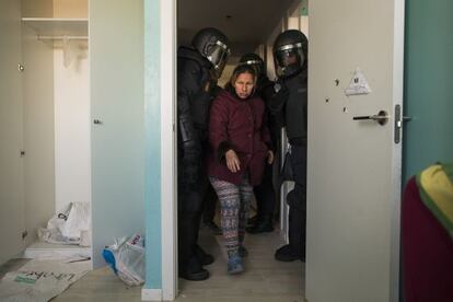 Cecilia Paredes en el momento de ser desahuciada de su casa en Vallecas.