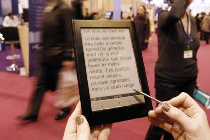 Una usuaria con un lector de libros digitales en la Feria del Libro de París.