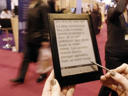 Una usuaria con un lector de libros digitales en la Feria del Libro de Par&iacute;s.