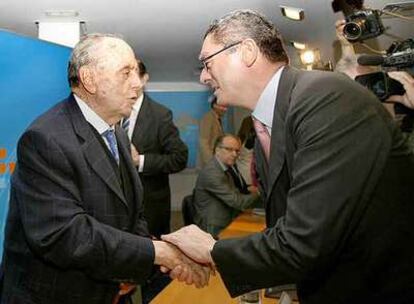 El presidente de honor del PP, Manuel Fraga, felicita a Ruiz-Gallardón tras las elecciones de mayo.