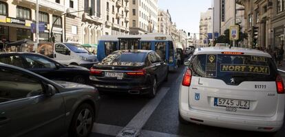 Vista de un atasco en la Gran Vía de Madrid. EFE/Archivo