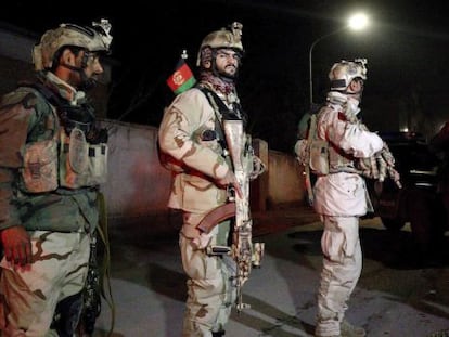 Militars afganesos als voltants de l'ambaixada.