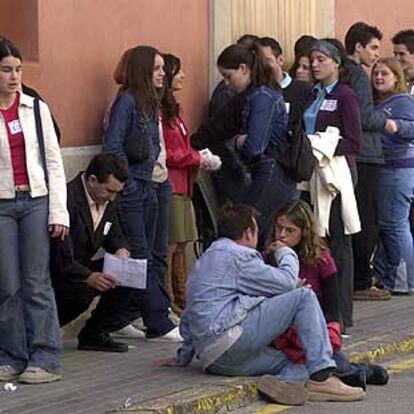 Decenas de aspirantes a actores hicieron cola ayer a las puertas del Teatro Principal de Castellón.