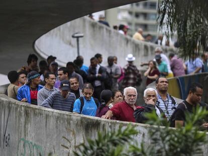 Votantes frente a la favela de Rocinha en Río de Janeiro (Brasil). 